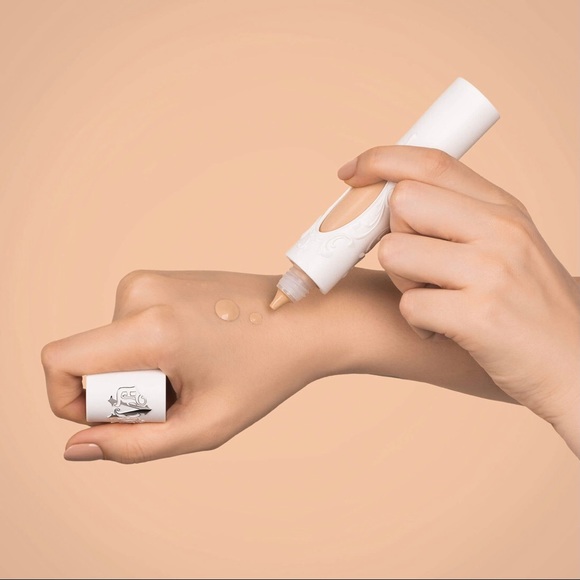 True Portrait Liquid-to-Powder Foundation // KVD - Picture 4 of 7